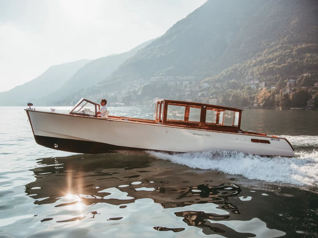 Scopri il Lago Maggiore con Classic Boat Experience: naviga su imbarcazioni tradizionali e vivi un'esperienza unica.
