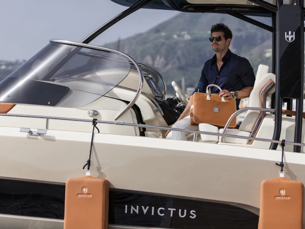 Invictus Yacht Summer Collection: accessori di lusso che portano lo stile delle imbarcazioni italiane nella vita quotidiana.