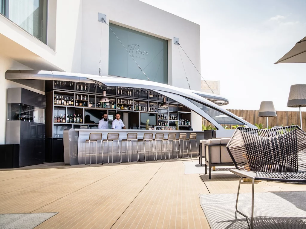 Pershing Yacht Terrace al 7Pines Resort Ibiza: un cocktail bar esclusivo con vista mare, che riflette lo stile di Pershing