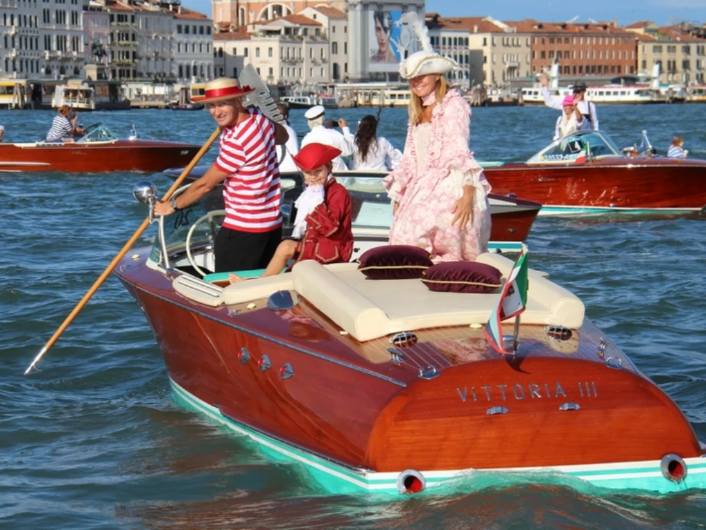 Scopri i Riva Days 2024 a Venezia: un evento imperdibile con quasi 50 motoscafi in legno, dal 28 giugno al 3 luglio.