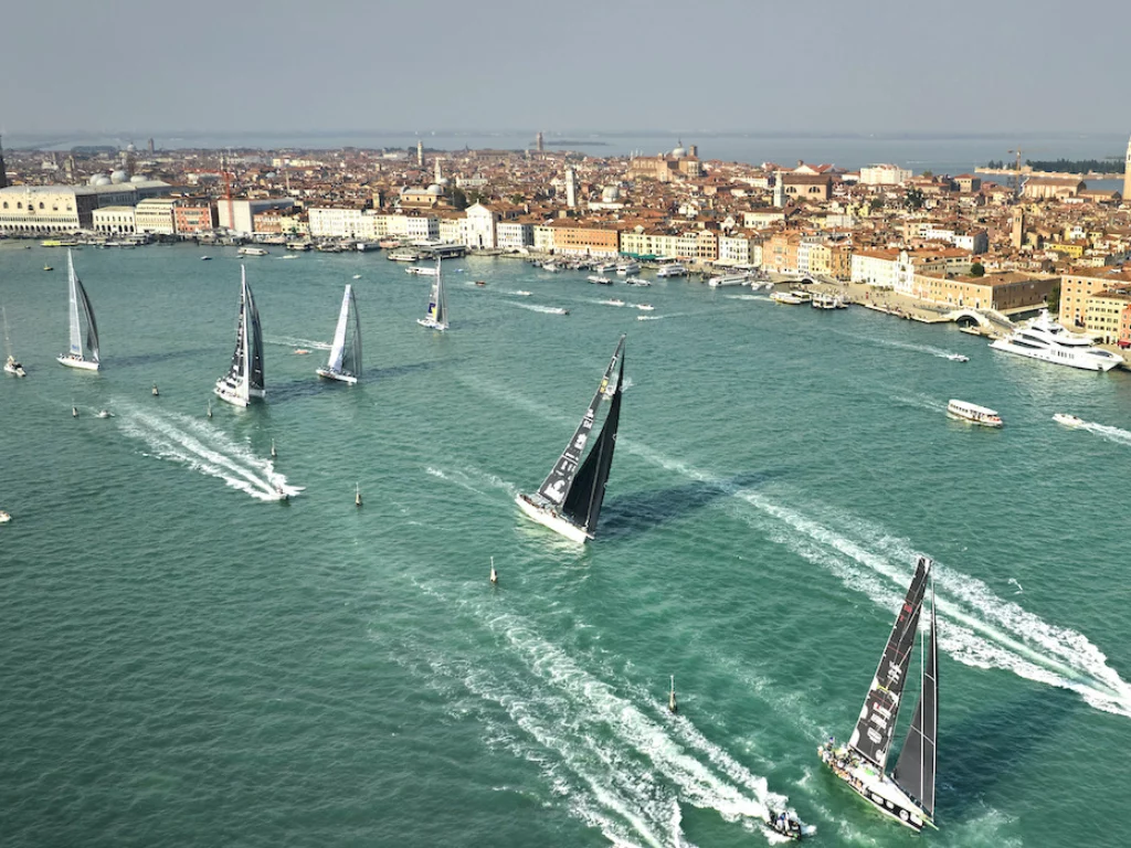 Venice Hospitality Challenge 2024: regata di maxi yacht tra le acque di Venezia, unendo sport e ospitalità d'eccellenza.