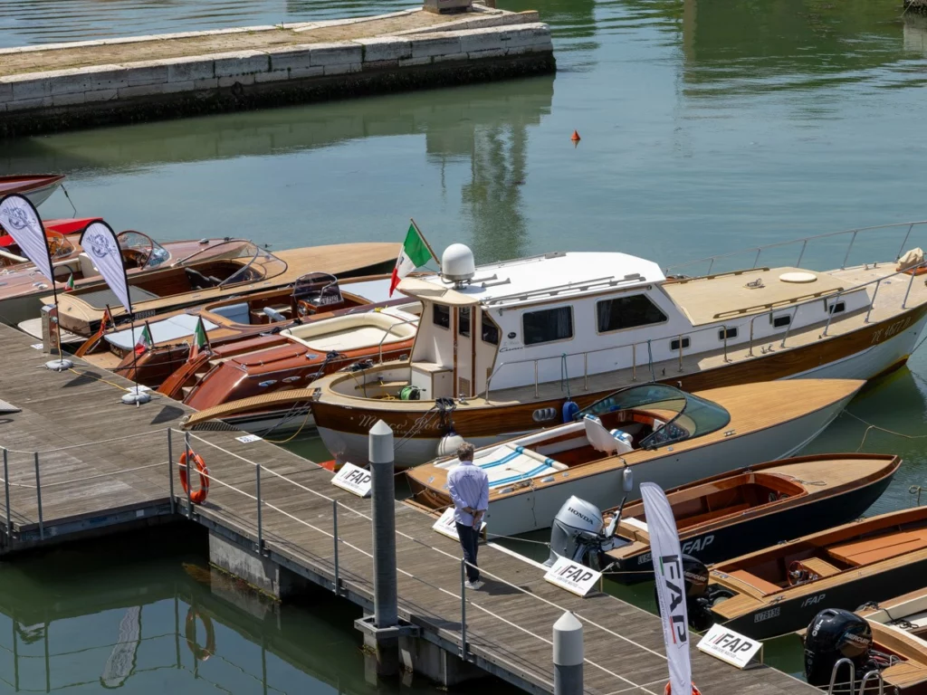 Scopri il Wood Village al Salone Nautico Venezia il fascino delle barche in legno e l'artigianato tradizionale dei cantieri veneziani.