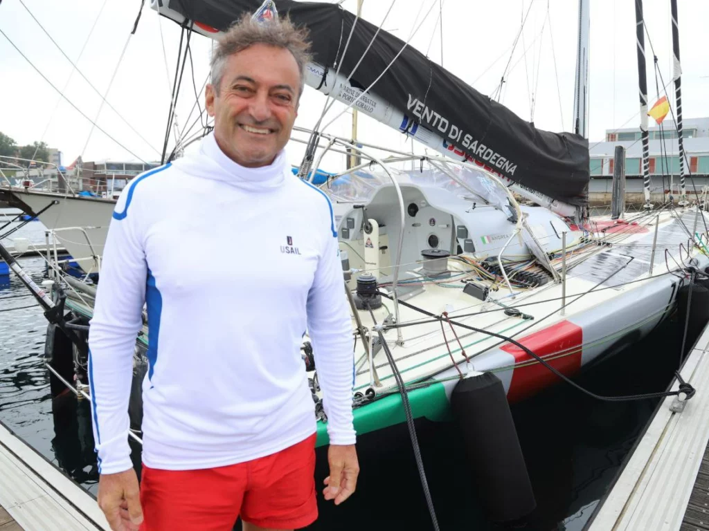 Il velista sardo Andrea Mura salpa da La Coruña per tornare a Cagliari con Vento di Sardegna dopo il successo nella Global Solo Challenge.
