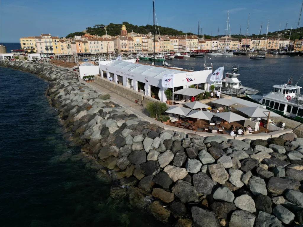 Scopri la 71ª edizione della Loro Piana Giraglia: 159 yacht a Saint-Tropez per una regata iconica tra eleganza e sport.