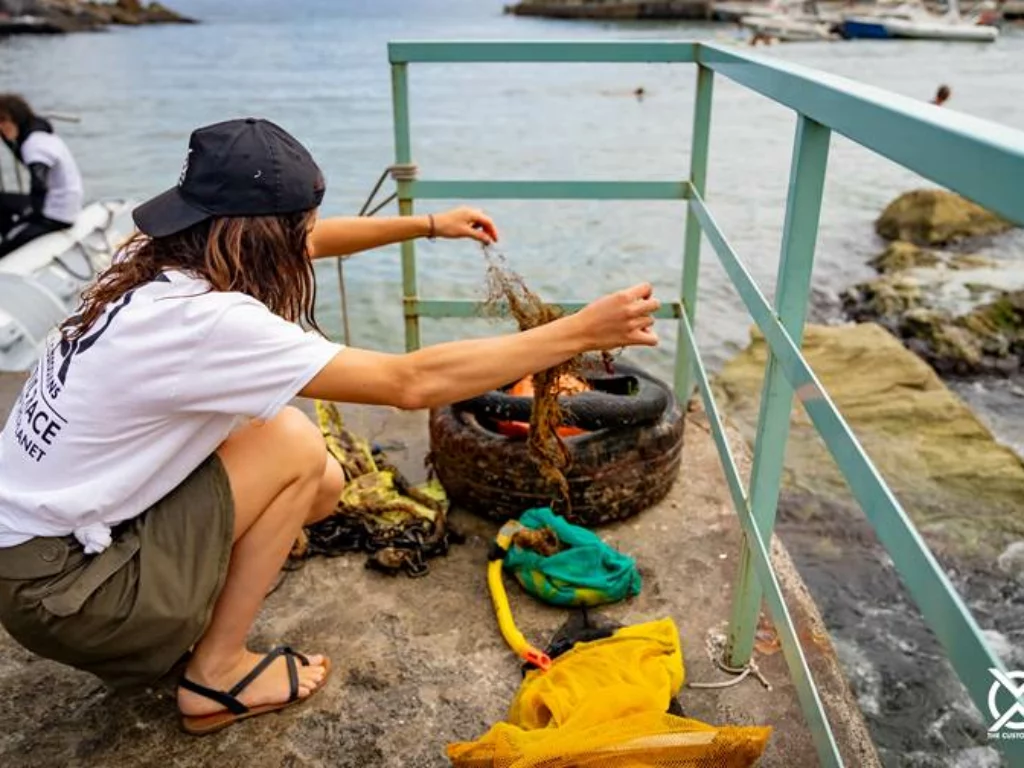 Scopri The Custodians Plastic Race di BioDesign Foundation: un'iniziativa di pulizia costiera per promuovere la sostenibilità.