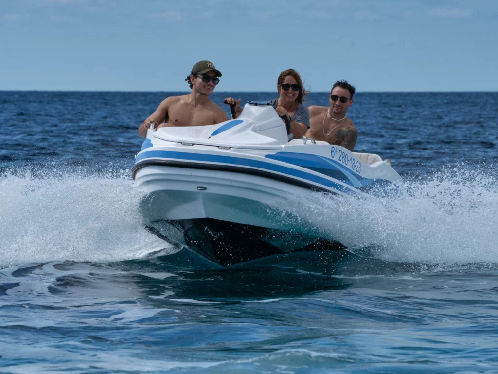 Scopri Senjoy 365, la nuova speed boat made in Italy perfetta per noleggio, boat sharing e come tender yacht.