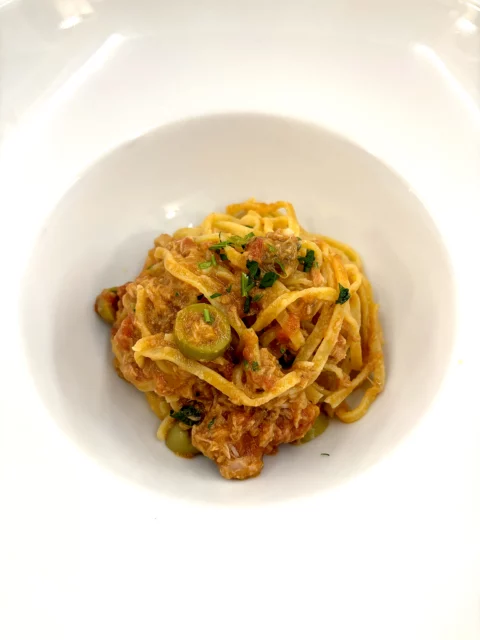 spaghettoni-tonno-olive-capperi_web