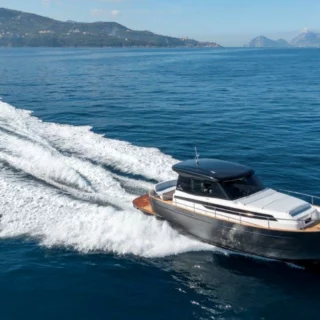 Apreamare svela il Gozzo 38 Cabin al Cannes Yachting Festival: lusso, comfort e innovazione nella nautica italiana.