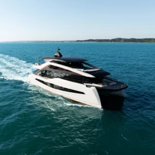 WiderCat 92: catamarano di lusso con tecnologia ibrida in anteprima al Cannes Yachting Festival 2024 del prossimo settembre.