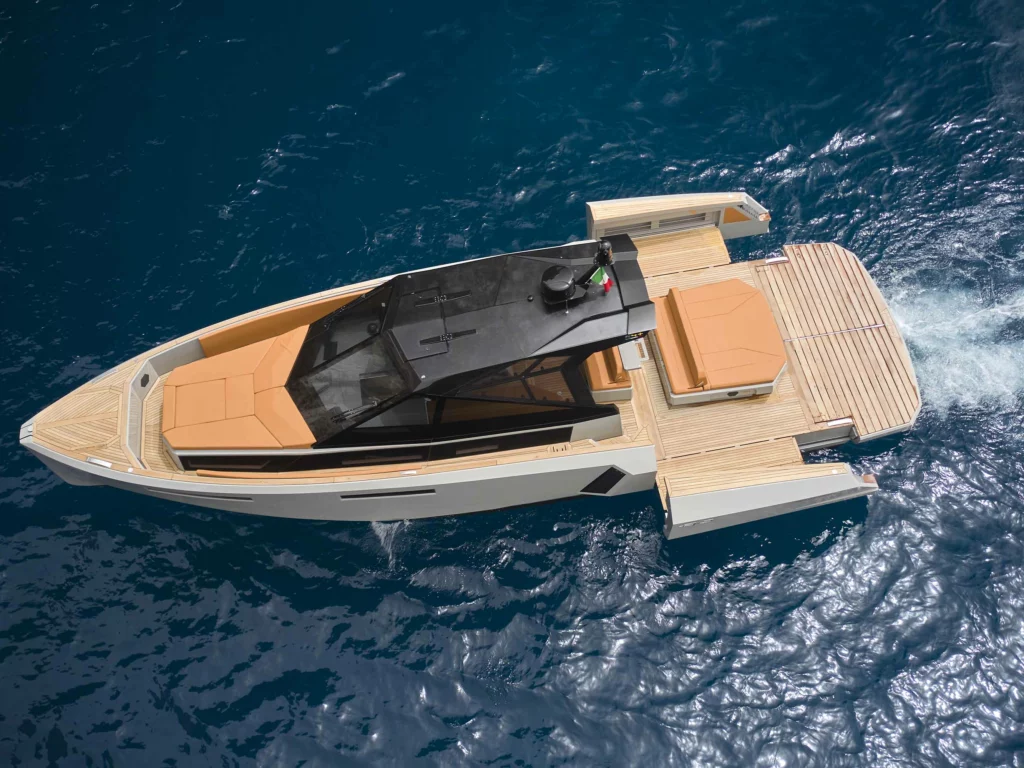 Evo R4+: il nuovo yacht di Evo Yachts che unisce comfort e trasformabilità. 13 metri di innovazione e design versatile.