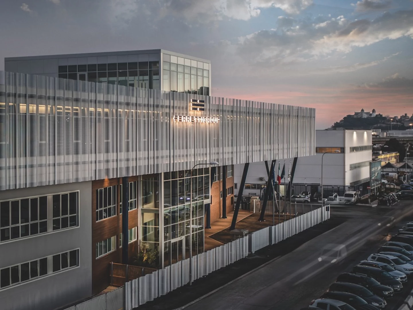 Ferretti Group inaugura ad Ancona una sede innovativa per superyacht: design, tecnologia e lusso si fondono in 4.200 mq di eccellenza.