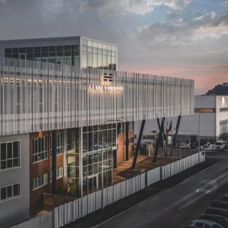Ferretti Group inaugura ad Ancona una sede innovativa per superyacht: design, tecnologia e lusso si fondono in 4.200 mq di eccellenza.
