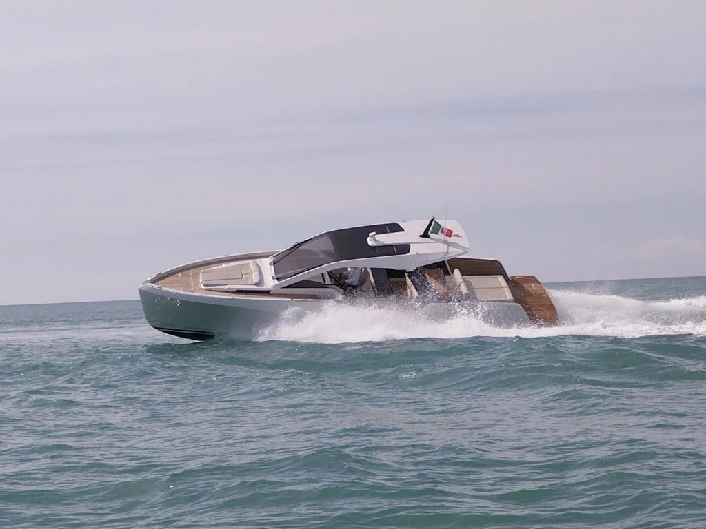 Italia Yachts presenta l'IY 43 Veloce, il primo walk around a motore del cantiere, al Salone Nautico di Genova 2024.