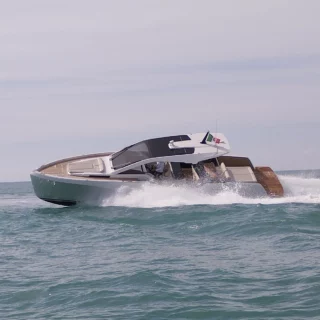 Italia Yachts presenta l'IY 43 Veloce, il primo walk around a motore del cantiere, al Salone Nautico di Genova 2024.