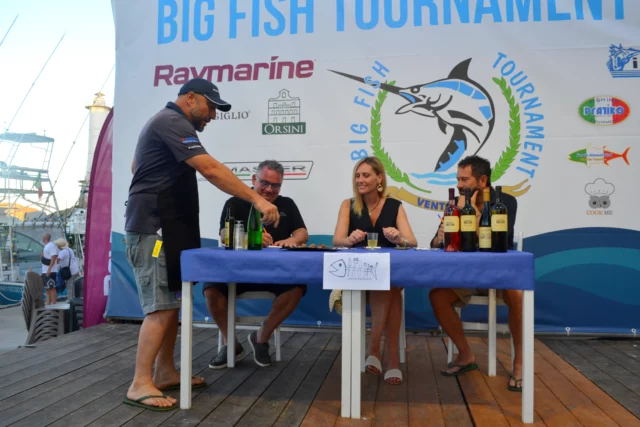 Il vincitore Marco Alessandrini durante la presentazione del piatto alla giuria La Brigata del Big Fish