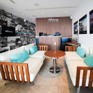 Scopri l'eleganza della nuova Riva Lounge a Puerto Banús e vivi un'estate in puro stile Riva nel Mediterraneo.