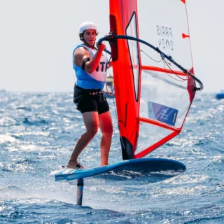 Parigi 2024 a Marsiglia: nel terzo giorno di regate, i windsurf volano con vento oltre i 15 nodi e grandi risultati.