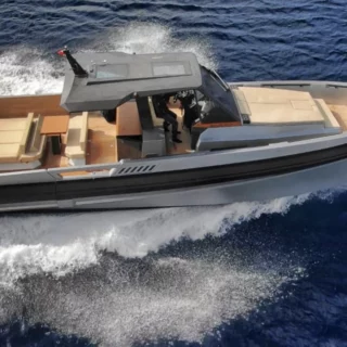 AWAVE 48, walkaround innovativo, al Cannes Yachting Festival 2024: design versatile, motori potenti e spazi ampi.