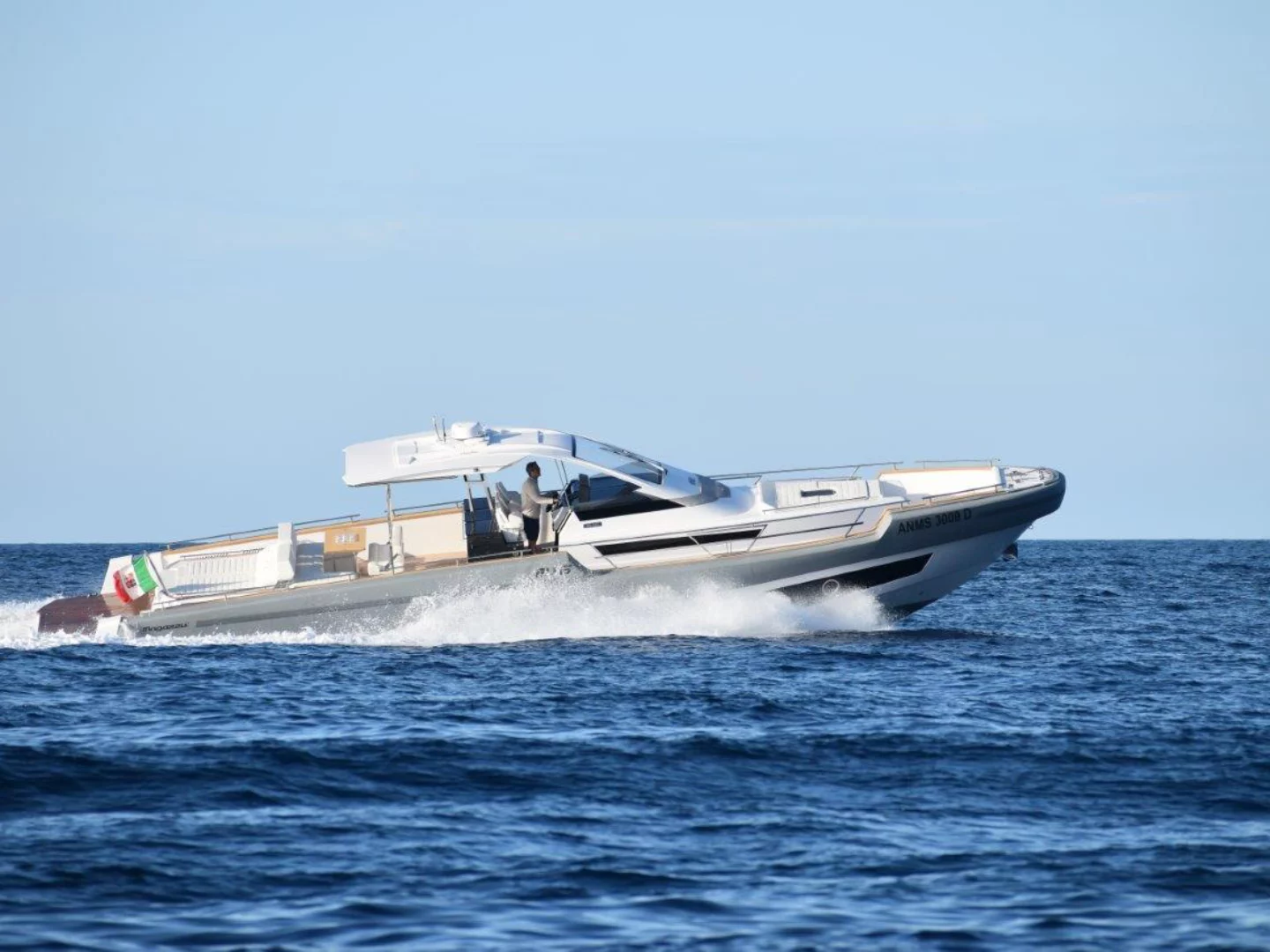 Scopri il nuovo maxi-rib Magazzù 55' al Cannes Yachting Festival 2024: design innovativo, prestazioni e lusso.