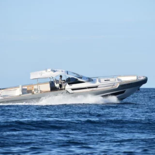 Scopri il nuovo maxi-rib Magazzù 55' al Cannes Yachting Festival 2024: design innovativo, prestazioni e lusso.