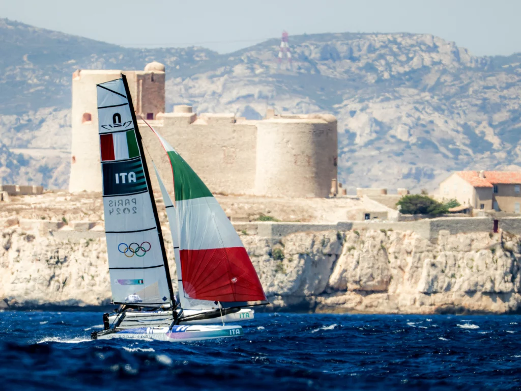 Olimpiadi 2024: vela italiana in azione a Marsiglia. Tita-Banti dominano, esordi nel kitesurf, sfide nel singolo.