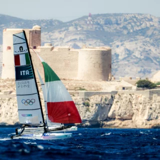 Olimpiadi 2024: vela italiana in azione a Marsiglia. Tita-Banti dominano, esordi nel kitesurf, sfide nel singolo.