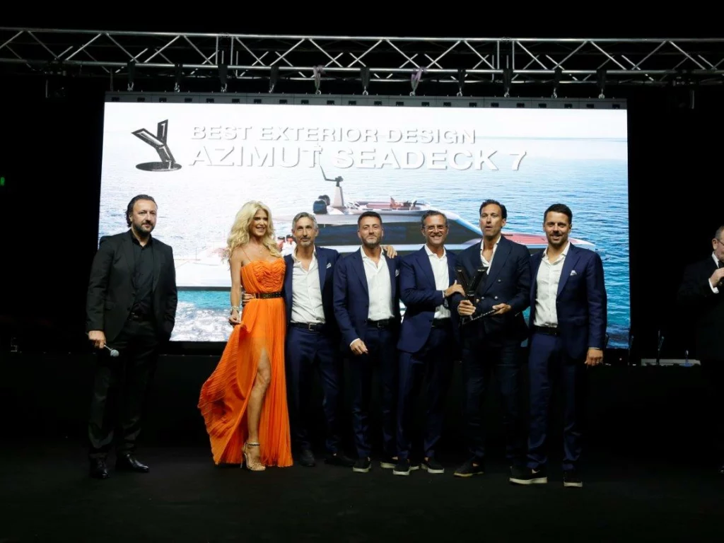 Azimut trionfa ai World Yachts Trophies 2024 con Seadeck 7 e Fly 62, premiati per design esterno e layout innovativo.