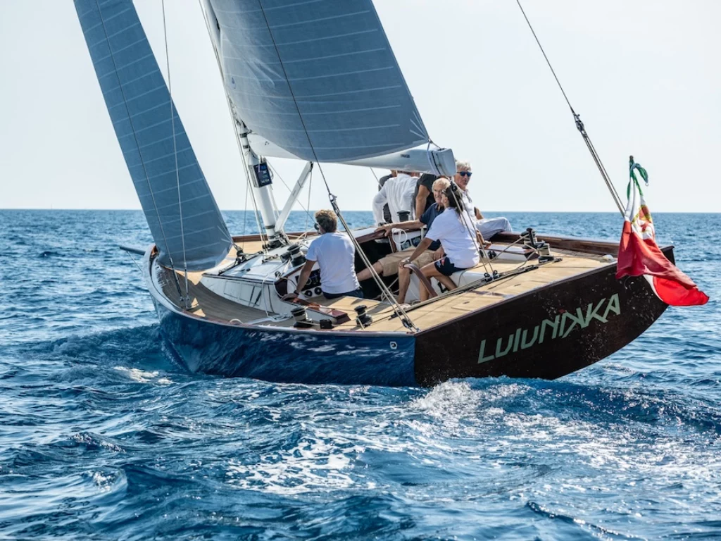 LuluNikka, elegante sloop di 42 piedi, debutta al varo. Progettato da Ceccarelli, è pronto per le regate classiche.