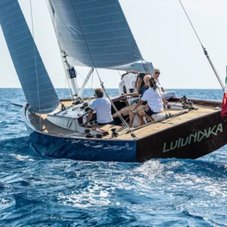 LuluNikka, elegante sloop di 42 piedi, debutta al varo. Progettato da Ceccarelli, è pronto per le regate classiche.