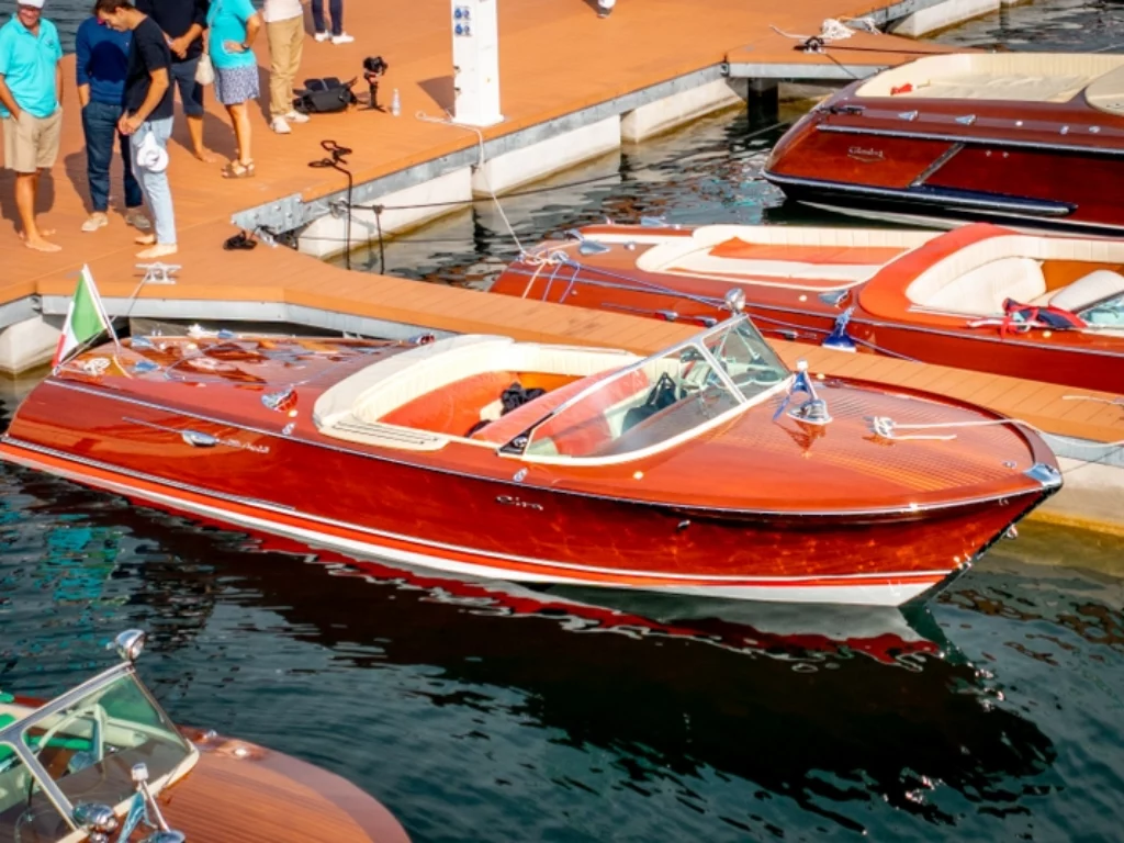 Rinascita della Marina di Lisanza e Trofeo Carlo Riva: celebrazione della nautica d'epoca sul Lago Maggiore.