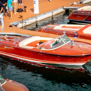 Rinascita della Marina di Lisanza e Trofeo Carlo Riva: celebrazione della nautica d'epoca sul Lago Maggiore.