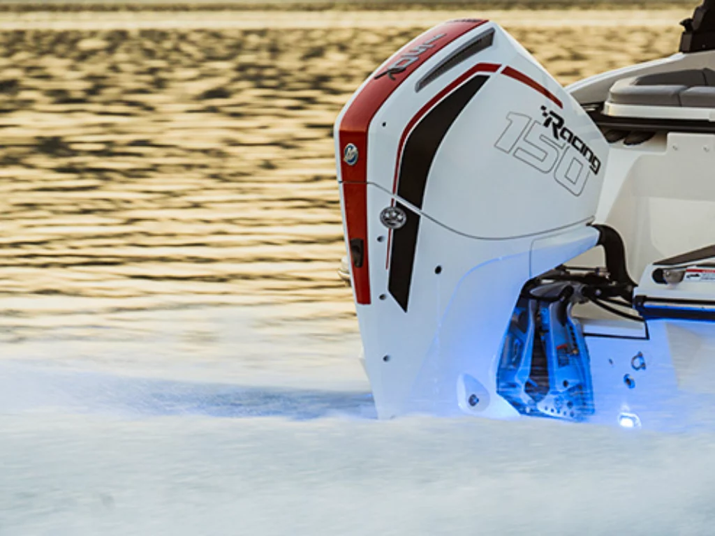 Mercury Marine presenta i nuovi fuoribordo Racing 150R e 200R al Salone di Cannes, con nuove colorazioni e un fuoribordo Jet.