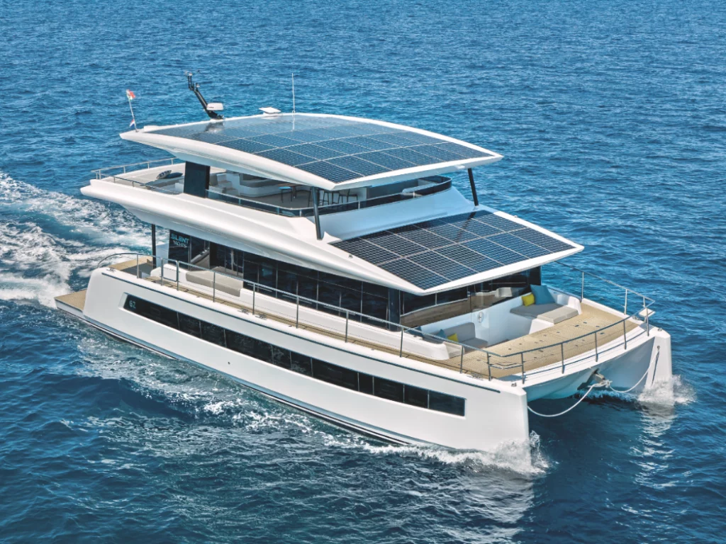 Scopri il Silent 62 3-Deck Open al Cannes Yachting Festival 2024: catamarano elettrico con design innovativo e solare.