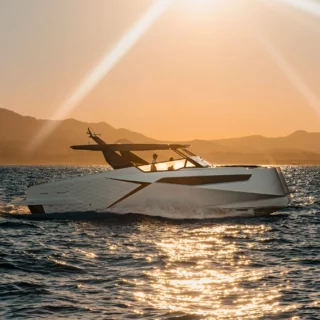 Il Dracan 42 debutta a Cannes: un catamarano di lusso che unisce minimalismo nordico, eleganza mediterranea e prestazioni eccellenti.