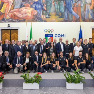 La Vela Italiana celebra i suoi campioni olimpici al CONI di Roma. Trionfi di Marta Maggetti e Tita-Banti, e il futuro della vela con i giovani talenti premiati.