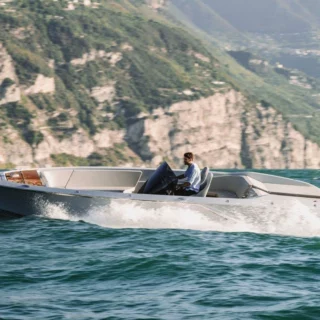 Scopri Frauscher al Cannes Yachting Festival 2024: nautica elettrica, innovazione e design sostenibile.