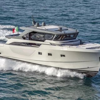 Sanlorenzo al Fort Lauderdale International Boat Show 2024: presenta 7 yacht di lusso, innovazione, asimmetria e sostenibilità.