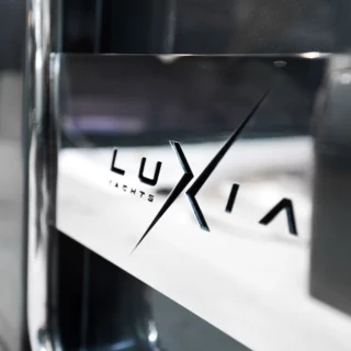 Luxia Yachts rivoluziona la nautica con 375 GTS e Monaco, combinando lusso, prestazioni e design d’eccellenza.