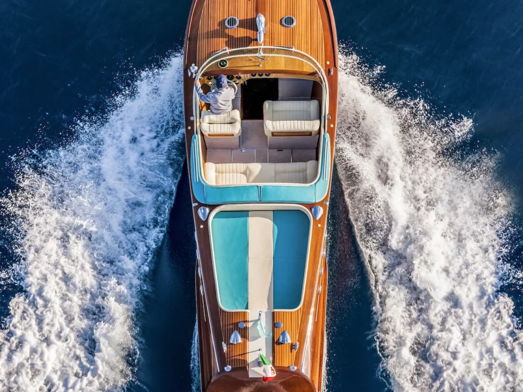 Riva Classiche sponsor di Time on Show 2024: eleganza senza tempo con il Super Aquarama e Riva Lounge a Bologna