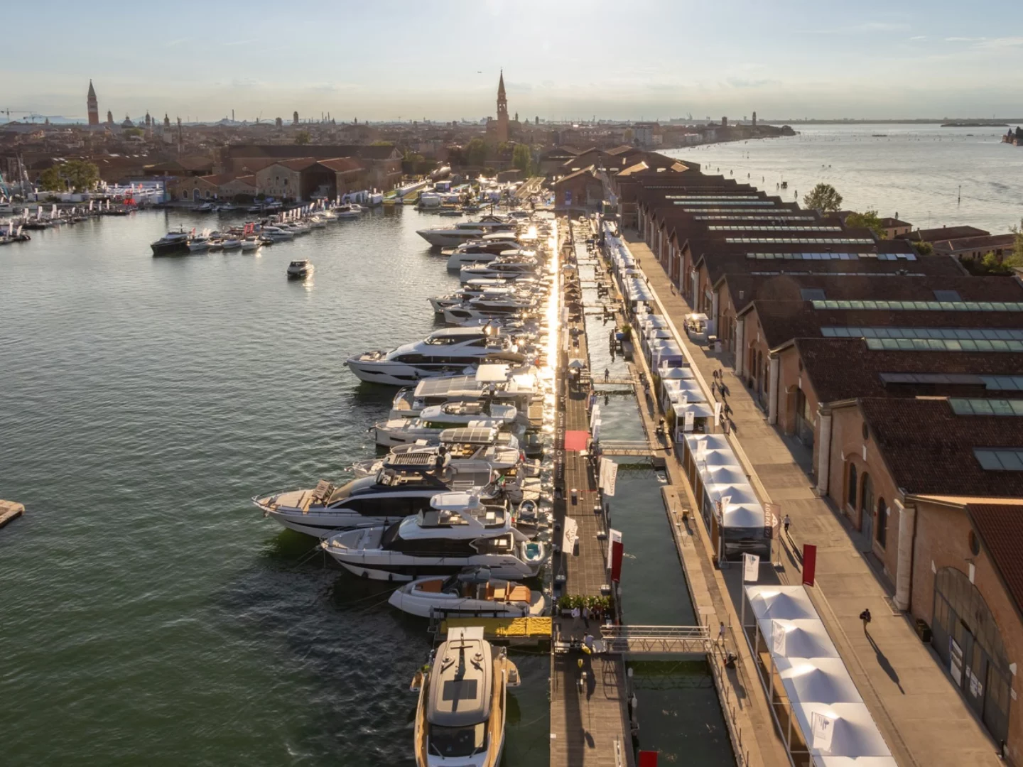 Aperte le iscrizioni al Salone Nautico Venezia 2025: innovazioni, yacht sostenibili e tradizione dal 29 maggio al 2 giugno.