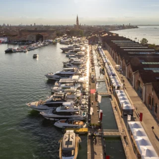 Aperte le iscrizioni al Salone Nautico Venezia 2025: innovazioni, yacht sostenibili e tradizione dal 29 maggio al 2 giugno.