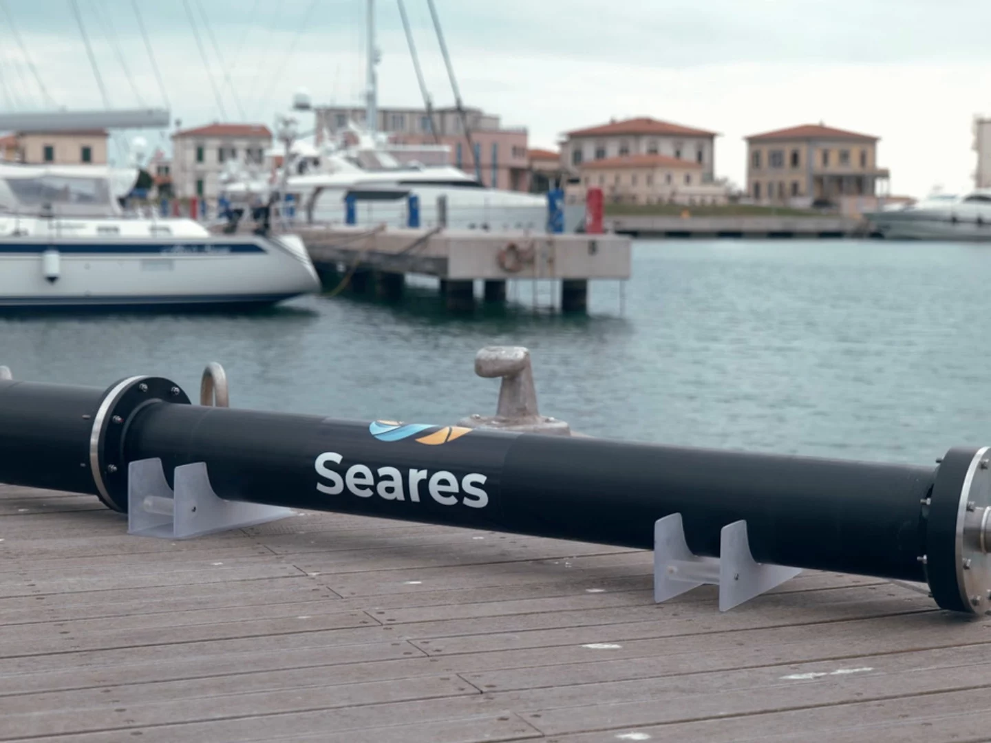 Cala dei Sardi adotta il sistema Seadamp di Seares, migliorando sicurezza e sostenibilità per un turismo nautico eco-friendly.