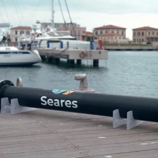 Cala dei Sardi adotta il sistema Seadamp di Seares, migliorando sicurezza e sostenibilità per un turismo nautico eco-friendly.