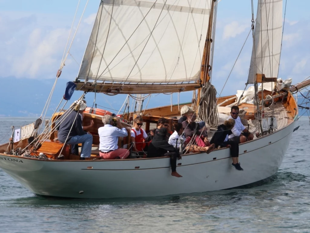 Scopri il 19° Raduno Vele Storiche Viareggio 2024: barche classiche, regate e premi per la nautica d'epoca.