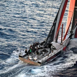 Scallywag vince la Line Honours alla Rolex Middle Sea Race 2024, battendo Black Jack dopo una regata serrata di 600 miglia.