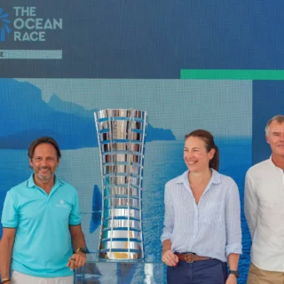 The Ocean Race 2027 conclude ad AMAALA nel Mar Rosso: una finale epica che unisce vela e sostenibilità marina.