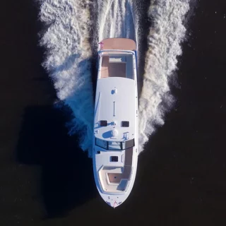 Volvo Penta lancia l’Assisted Docking per trasmissioni DPI a FLIBS 2024: tecnologia avanzata per una navigazione intuitiva.