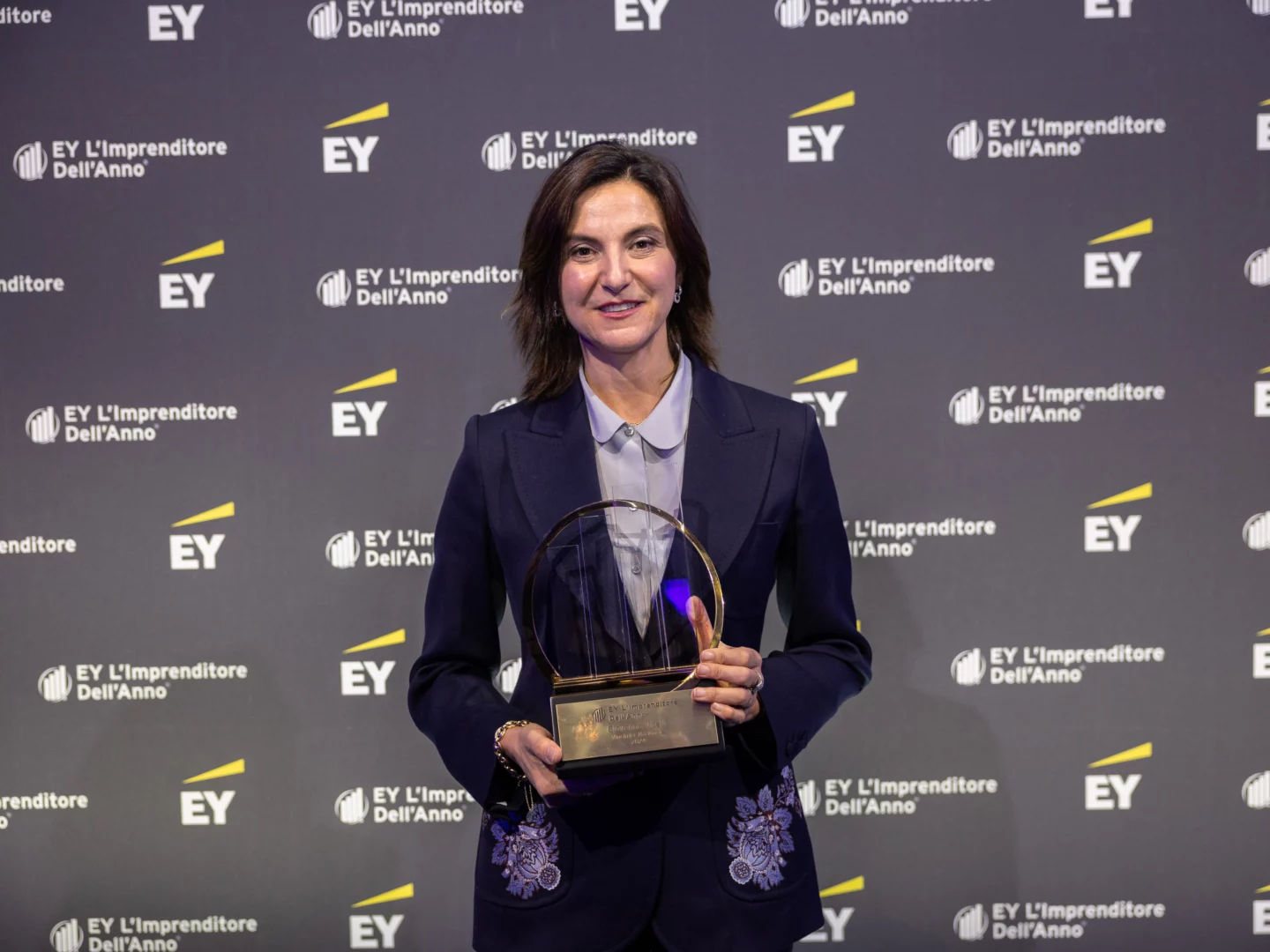 Giovanna Vitelli vince il premio EY Imprenditore dell'Anno 2024 per innovazione e sostenibilità nel settore nautico.