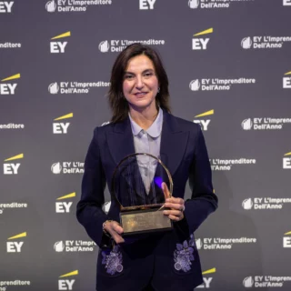 Giovanna Vitelli vince il premio EY Imprenditore dell'Anno 2024 per innovazione e sostenibilità nel settore nautico.