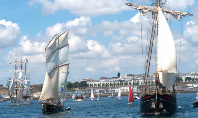 La flotta in uscita dal porto